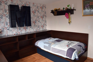 Ejemplo de dormitorio infantil de 4 a 10 años contemporáneo de tamaño medio con suelo de madera clara