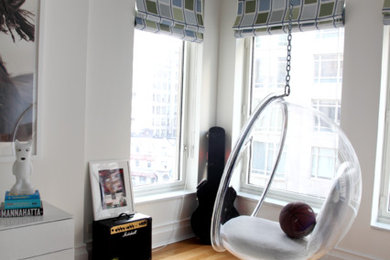 Réalisation d'une grande chambre d'enfant tradition avec un mur blanc et parquet clair.