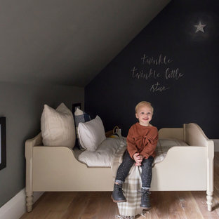 Immagine di una cameretta per bambini da 4 a 10 anni country di medie dimensioni con pareti grigie, parquet chiaro e pavimento beige