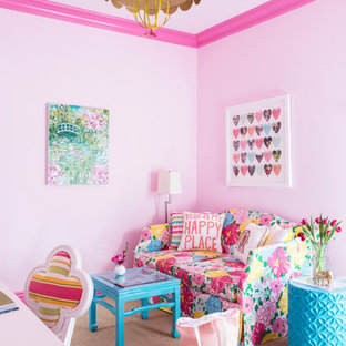Klassisches Kinderzimmer mit rosa Wandfarbe, Teppichboden, beigem Boden und Schlafplatz in Los Angeles