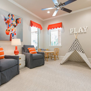 Neutrales Klassisches Kinderzimmer mit Spielecke, beiger Wandfarbe und Teppichboden in Houston