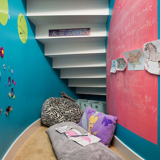 Esempio di una piccola cameretta per bambini da 4 a 10 anni minimal con pareti multicolore e moquette