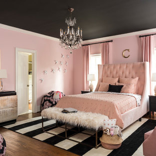 Idee per una cameretta per bambini tradizionale con pareti rosa e parquet scuro