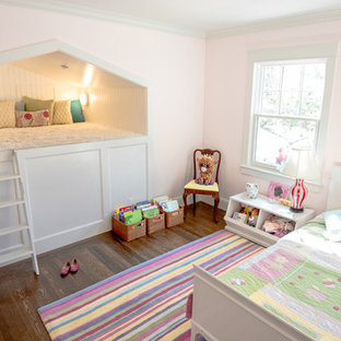 Ispirazione per una cameretta per bambini da 4 a 10 anni minimalista di medie dimensioni con pareti rosa, parquet scuro e pavimento marrone