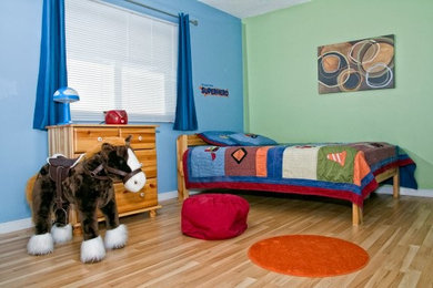 トロントにあるお手頃価格の中くらいなトラディショナルスタイルのおしゃれな子供部屋 (マルチカラーの壁、淡色無垢フローリング、茶色い床) の写真