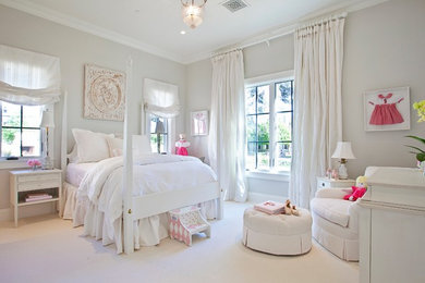 Idéer för ett klassiskt flickrum kombinerat med sovrum och för 4-10-åringar, med grå väggar och heltäckningsmatta