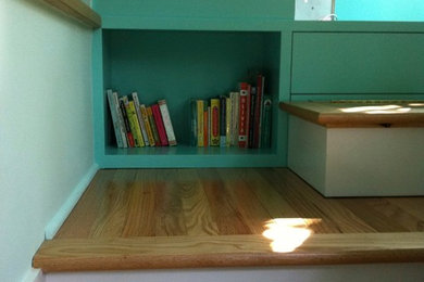 Ejemplo de dormitorio infantil de 4 a 10 años de estilo americano de tamaño medio con paredes azules y suelo de madera en tonos medios