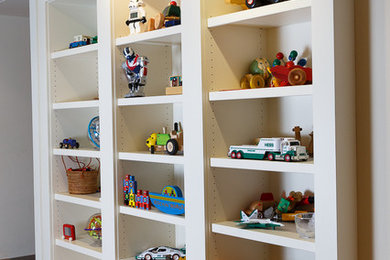 Foto de dormitorio infantil de 4 a 10 años minimalista de tamaño medio con paredes blancas y suelo de madera oscura