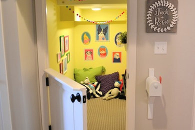 Réalisation d'une petite chambre d'enfant bohème avec un mur jaune, moquette et un sol gris.