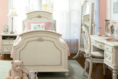 Foto de dormitorio infantil de 4 a 10 años actual de tamaño medio con paredes rosas, suelo de madera oscura y suelo marrón