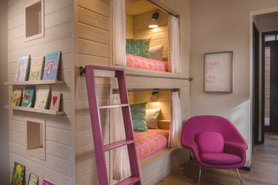 ボイシにあるカントリー風のおしゃれな女の子の部屋 (グレーの壁、無垢フローリング) の写真