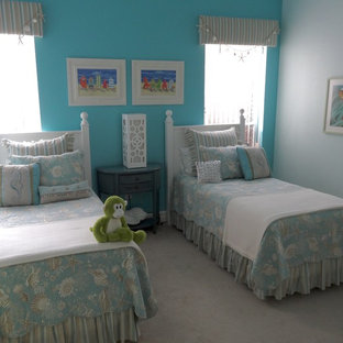 Inspiration pour une grand chambre d'enfant de 4 à 10 ans style shabby chic avec un mur bleu et moquette.