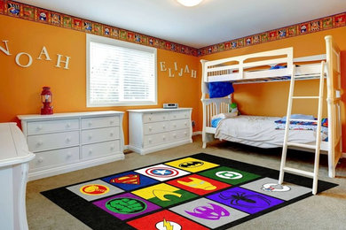 Réalisation d'une grande chambre d'enfant design avec un mur orange, moquette et un sol beige.