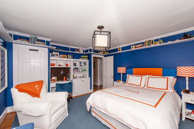 Idee per una grande cameretta per bambini da 4 a 10 anni chic con pareti blu e pavimento in legno massello medio