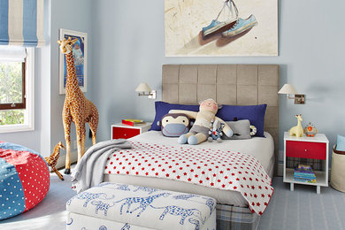 Exempel på ett klassiskt könsneutralt småbarnsrum kombinerat med sovrum, med blå väggar och heltäckningsmatta