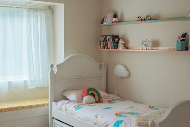 Modelo de dormitorio infantil de 4 a 10 años nórdico pequeño con paredes beige, moqueta y suelo beige