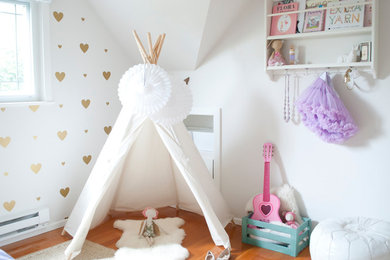 Diseño de dormitorio infantil escandinavo con paredes blancas y suelo de madera en tonos medios