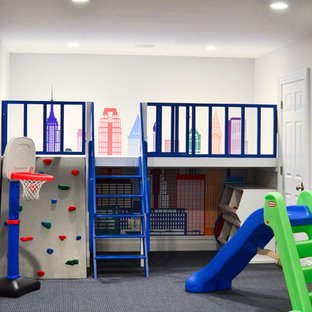 Neutrales, Mittelgroßes Modernes Kinderzimmer mit Spielecke, weißer Wandfarbe und Teppichboden in New York