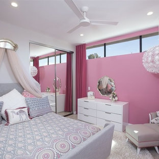 Foto di una cameretta per bambini da 4 a 10 anni contemporanea di medie dimensioni con pareti rosa, pavimento con piastrelle in ceramica e pavimento grigio