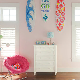 Idee per una cameretta per bambini da 4 a 10 anni moderna con pareti rosa e pavimento in legno massello medio