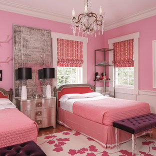 Esempio di una cameretta per bambini chic con pareti rosa e pavimento in legno massello medio