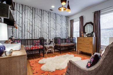 Cette photo montre une chambre d'enfant de 1 à 3 ans chic de taille moyenne avec un mur blanc et parquet clair.