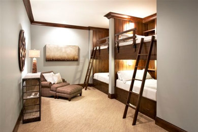 Ejemplo de dormitorio infantil tradicional con paredes grises, moqueta y suelo beige