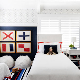 Aménagement d'une chambre d'enfant de 4 à 10 ans classique de taille moyenne avec un mur multicolore, un sol en bois brun, un sol beige et un plafond en poutres apparentes.