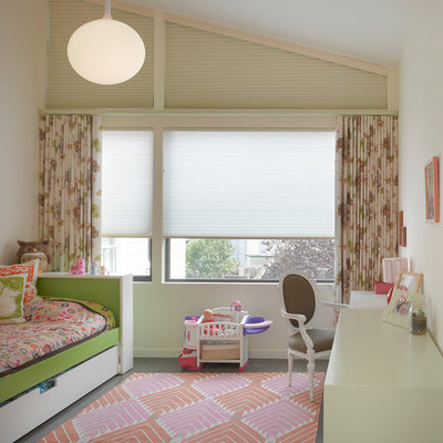 Kids' room - 1960s girl kids' room idea in San Francisco with white walls