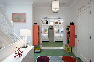 Modelo de dormitorio infantil de 4 a 10 años tradicional renovado de tamaño medio con paredes blancas, moqueta y suelo verde