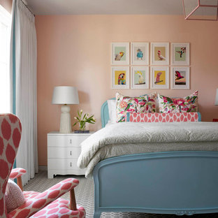 Esempio di una cameretta per bambini chic con pareti rosa, moquette e pavimento verde
