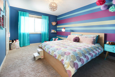 エドモントンにある低価格の中くらいなシャビーシック調のおしゃれな子供部屋 (青い壁、カーペット敷き、児童向け、ベージュの床) の写真