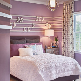 Réalisation d'une chambre d'enfant design de taille moyenne avec un mur violet et moquette.