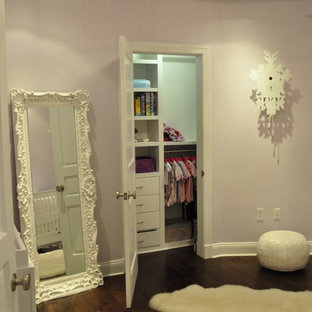 Ispirazione per una cameretta per bambini tradizionale di medie dimensioni con pareti rosa e parquet scuro