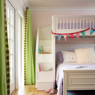 Cette photo montre une grand chambre d'enfant de 4 à 10 ans chic avec un mur rose, un sol en bois brun, un sol marron et un plafond en papier peint.