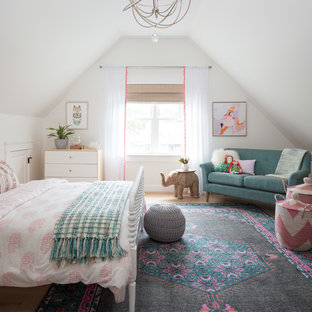 Foto de dormitorio infantil bohemio, grande, con paredes blancas, suelo de madera clara y suelo beige