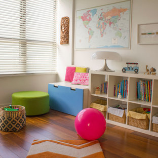 Idées déco pour une chambre d'enfant de 4 à 10 ans contemporaine de taille moyenne avec un mur blanc, un sol en bois peint, un sol marron, un plafond à caissons et du lambris.