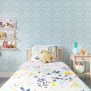 Inspiration pour une chambre d'enfant de 4 à 10 ans design avec un mur marron, béton au sol, un sol gris et du papier peint.