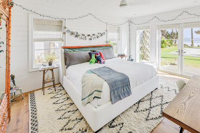 Imagen de dormitorio infantil contemporáneo con paredes blancas y suelo de madera clara