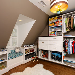 Cette image montre une chambre de garçon de 4 à 10 ans design avec un mur marron et un sol en bois brun.