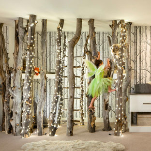 Ispirazione per una cameretta per bambini da 4 a 10 anni contemporanea con pareti multicolore, moquette e pavimento beige