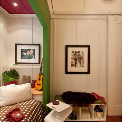Example of a trendy gender-neutral kids' bedroom design in Hawaii