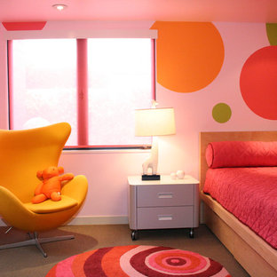 Immagine di una cameretta per bambini da 4 a 10 anni contemporanea con moquette e pareti multicolore