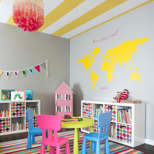Idee per una cameretta per bambini da 4 a 10 anni design di medie dimensioni con parquet scuro e pareti grigie