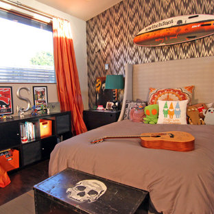 Cette image montre une chambre d'enfant bohème avec un sol en bois foncé.