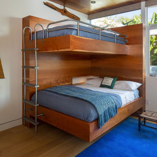 Esempio di una cameretta per bambini da 4 a 10 anni tropicale di medie dimensioni con parquet chiaro, soffitto in legno e pareti bianche