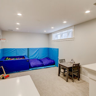 Immagine di una cameretta per bambini da 4 a 10 anni stile americano di medie dimensioni con pareti beige e moquette