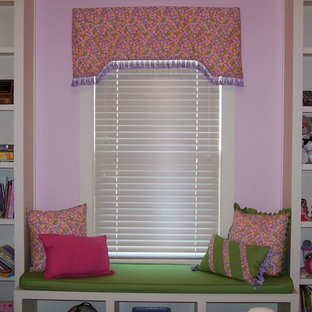 Immagine di una cameretta per bambini da 4 a 10 anni stile americano con pareti rosa e moquette