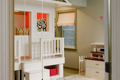 Ejemplo de dormitorio infantil de 4 a 10 años bohemio de tamaño medio con suelo de madera clara, paredes grises y suelo blanco