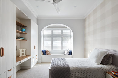 Пример оригинального дизайна: нейтральная детская в стиле неоклассика (современная классика) с серыми стенами, ковровым покрытием, серым полом, обоями на стенах и спальным местом для ребенка от 4 до 10 лет
